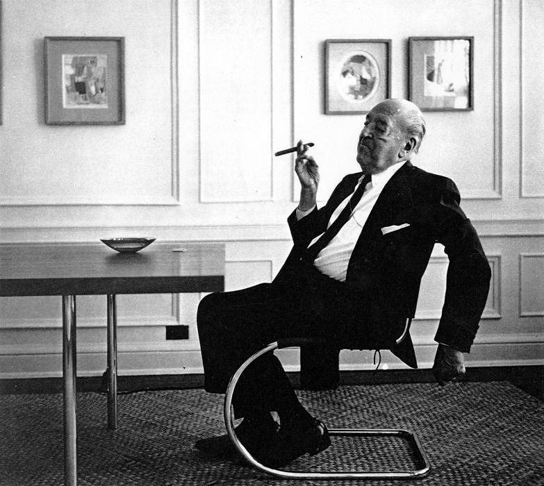  Ludwig Mies van der Rohe with the "S533"